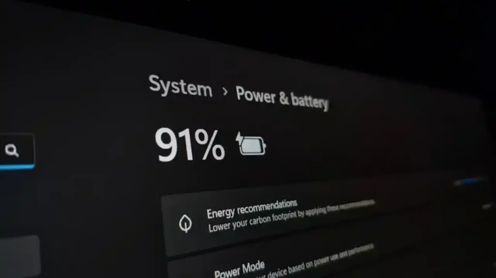Close-up of a Windows laptop showing the Power & battery settings with the battery level at 91%.